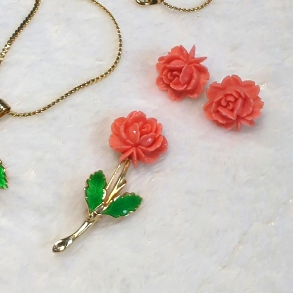 Vintage 70's Coral Resin & Enamel Floral Pendant, Brooche and Pierced Earrings - Picture 3 of 12